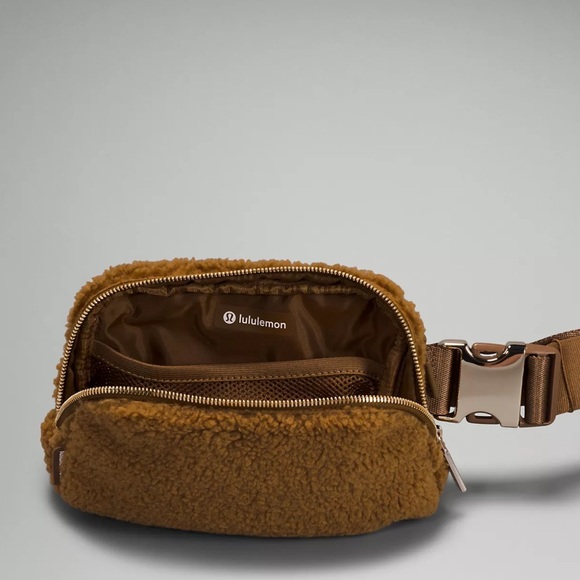 Everywhere Belt Bag Fleece - Picture 2 of 10